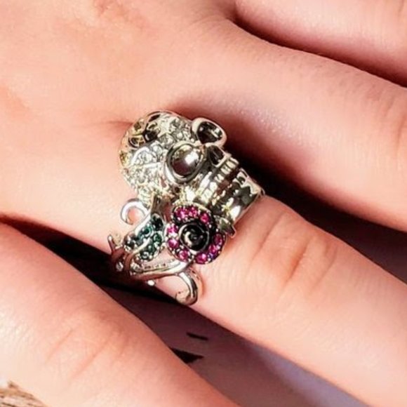 Rose & Skull Crystal Ring - Picture 2 of 6